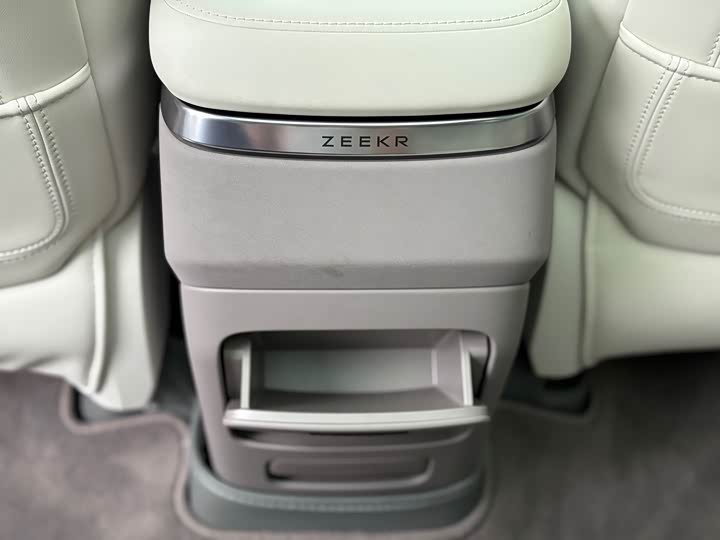 Фото 23 - Zeekr 7X