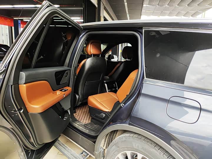 Фото 8 - Lincoln Aviator