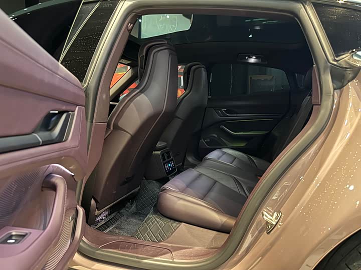 Фото 10 - Porsche Taycan