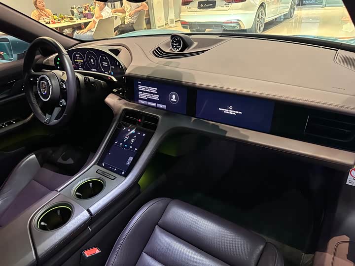 Фото 17 - Porsche Taycan