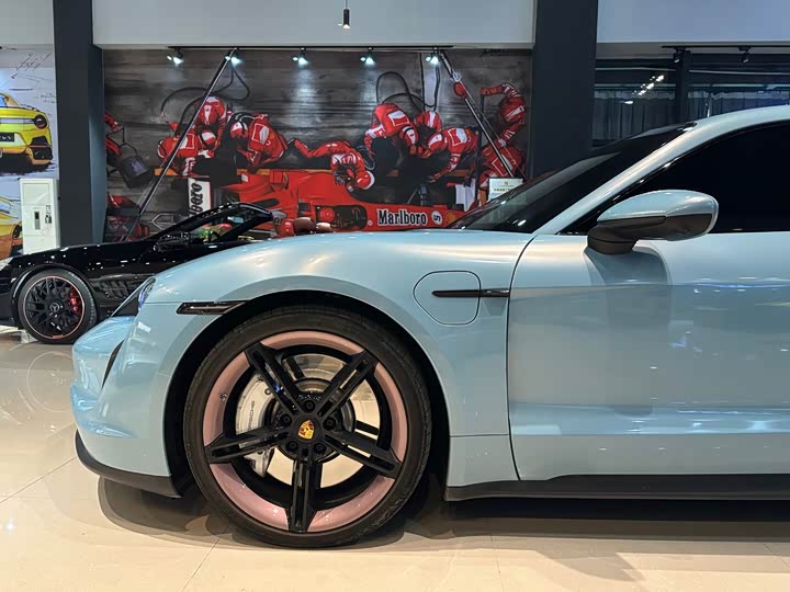 Фото 20 - Porsche Taycan