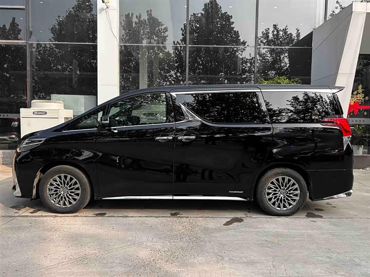 Фото 2 - Lexus LM