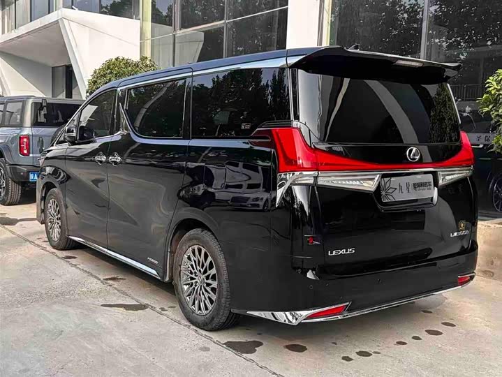 Фото 3 - Lexus LM