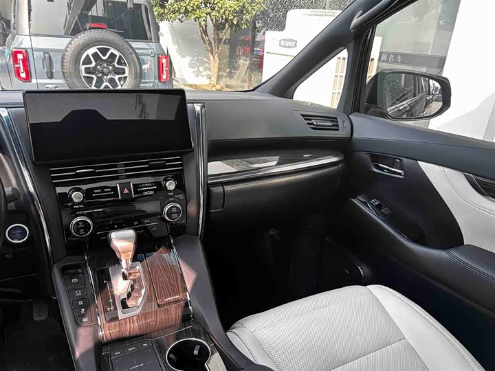 Фото 7 - Lexus LM