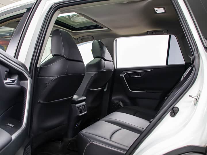 Фото 14 - Toyota RAV4