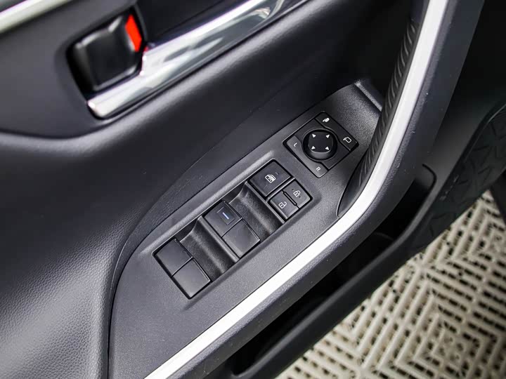 Фото 6 - Toyota RAV4