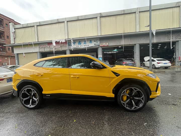 Фото 2 - Lamborghini Urus