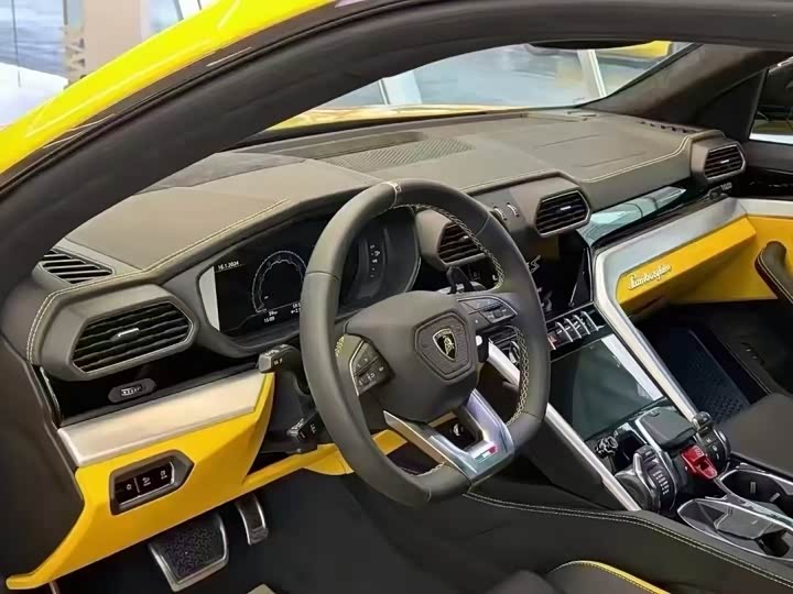 Фото 3 - Lamborghini Urus