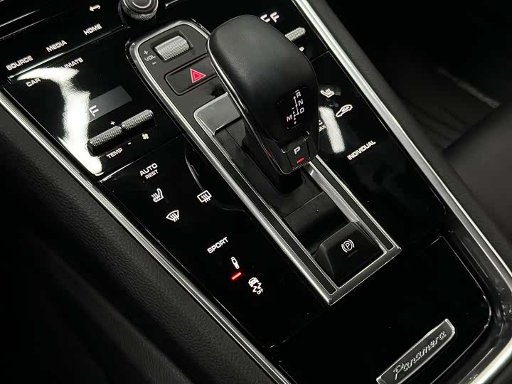 Фото 14 - Porsche Panamera