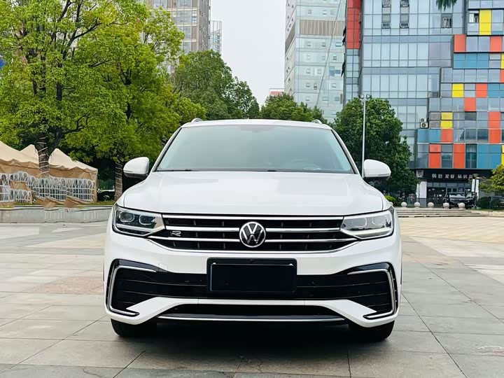 Фото 2 - Volkswagen Tiguan L Pro