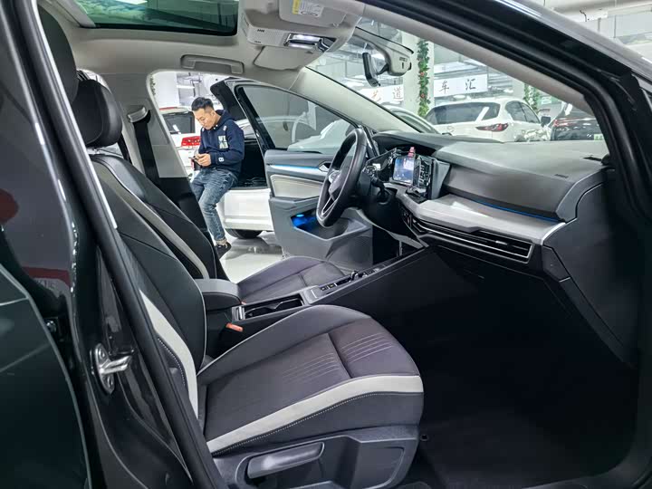 Фото 10 - Volkswagen Golf