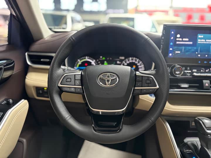 Фото 14 - Toyota Highlander