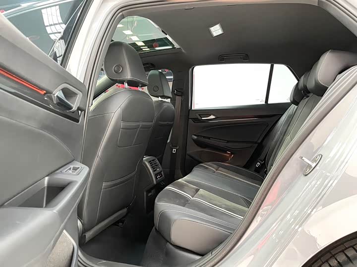 Фото 12 - Volkswagen Golf