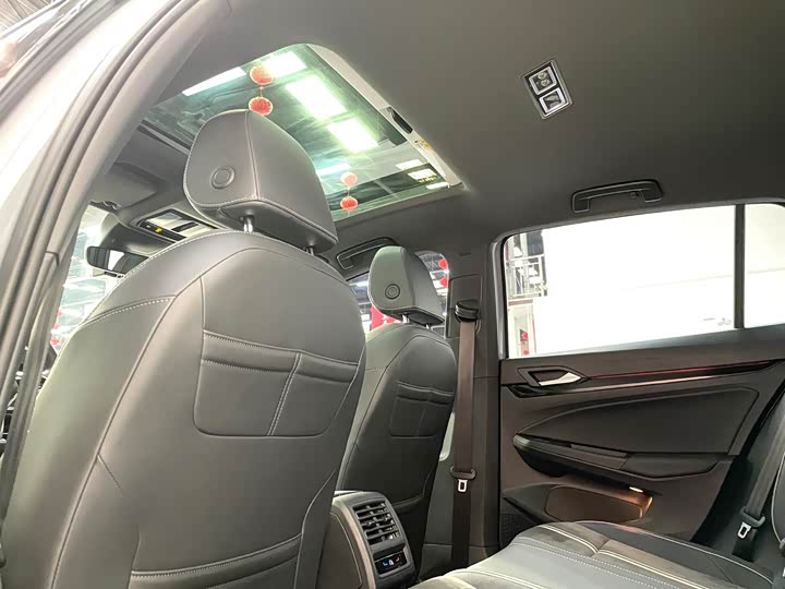 Фото 13 - Volkswagen Golf