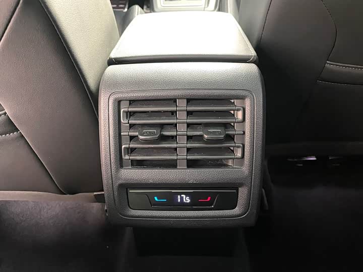 Фото 14 - Volkswagen Golf