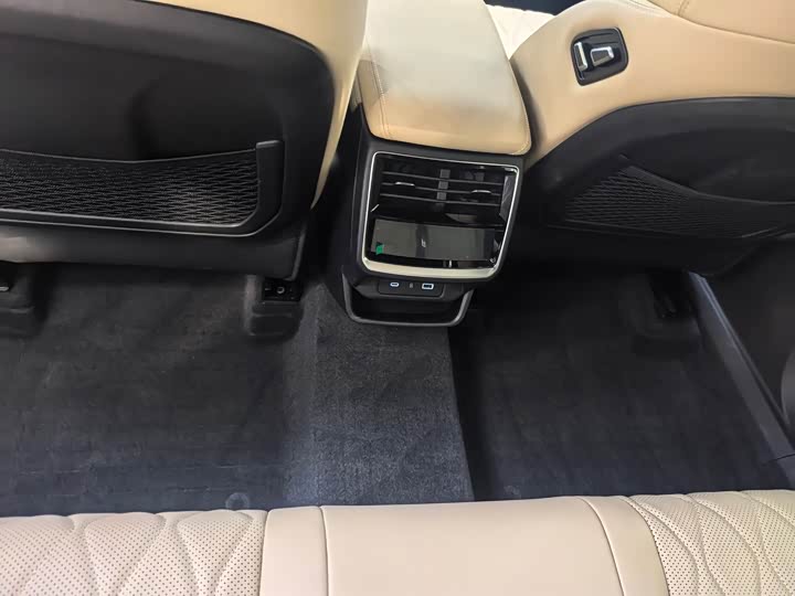 Фото 11 - Geely Monjaro