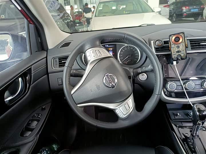 Фото 11 - Nissan Tiida