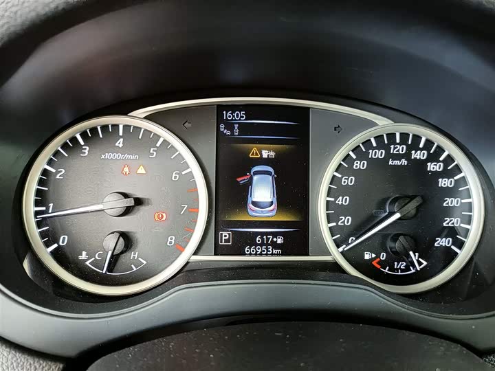 Фото 12 - Nissan Tiida