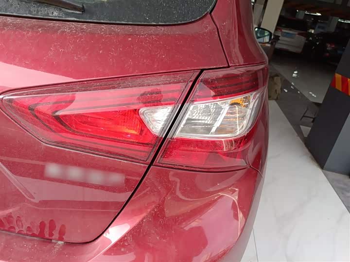 Фото 8 - Nissan Tiida