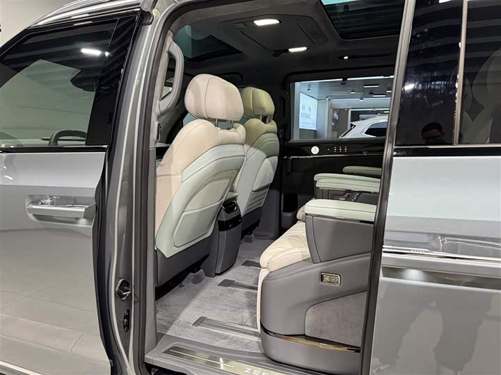 Фото 23 - Zeekr 009