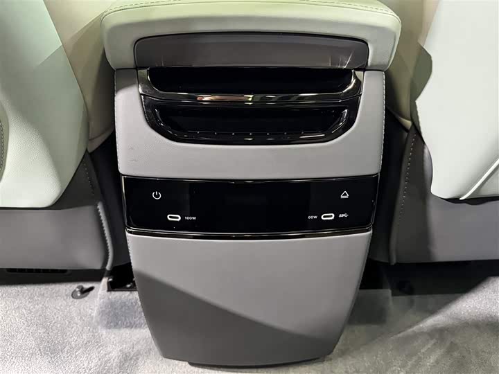 Фото 25 - Zeekr 009