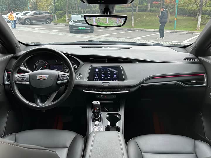 Фото 11 - Cadillac XT4