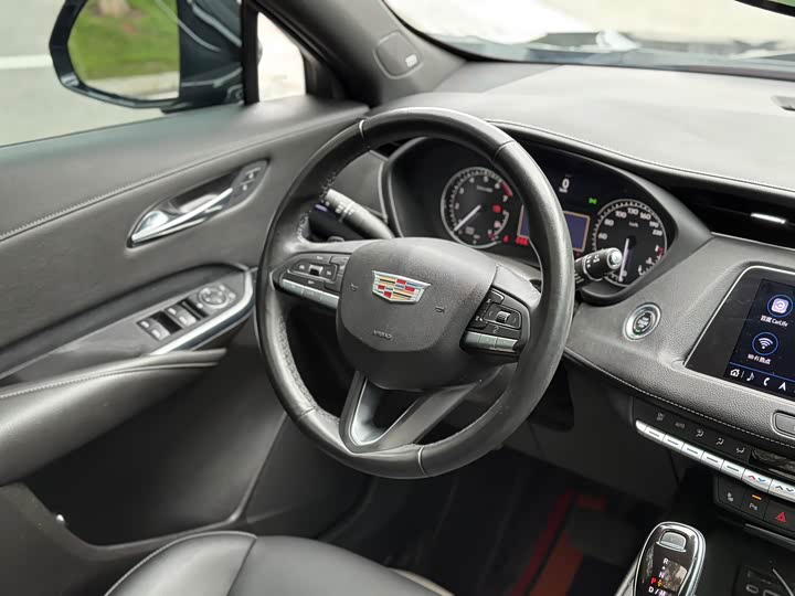 Фото 12 - Cadillac XT4