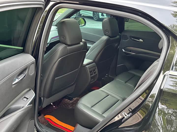 Фото 21 - Cadillac XT4