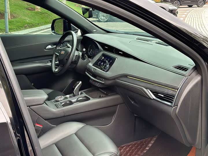 Фото 30 - Cadillac XT4