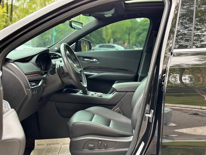 Фото 8 - Cadillac XT4