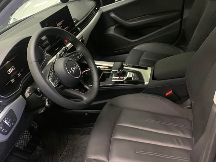 Фото 2 - Audi A4