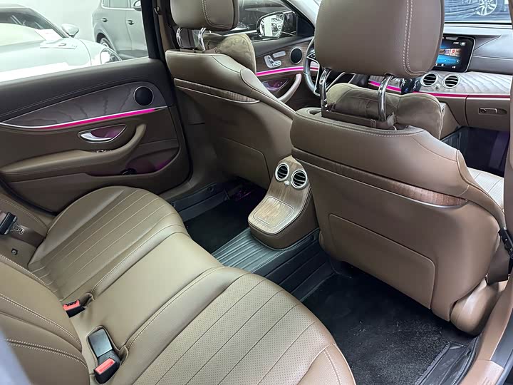 Фото 14 - Mercedes-Benz E-Class