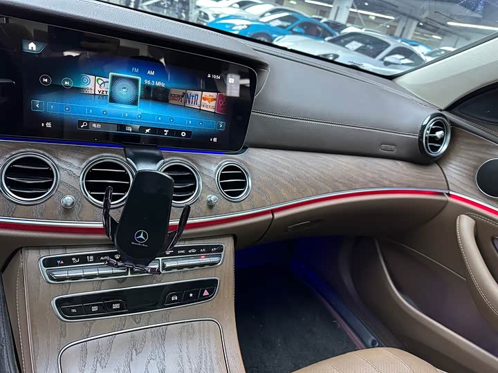 Фото 5 - Mercedes-Benz E-Class