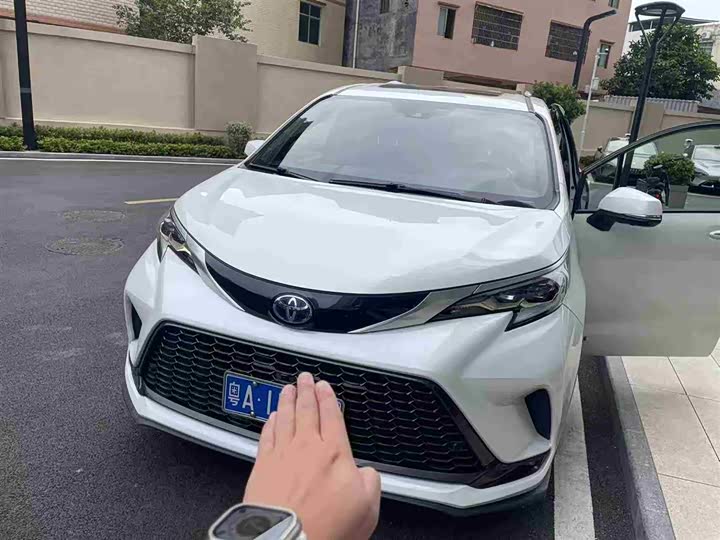 Фото 1 - Toyota Granvia