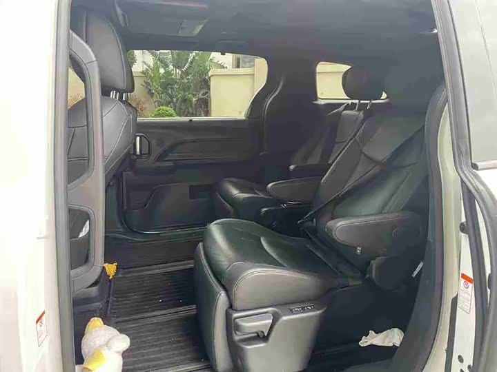 Фото 2 - Toyota Granvia