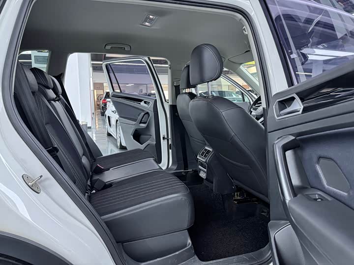 Фото 11 - Volkswagen Tiguan L Pro