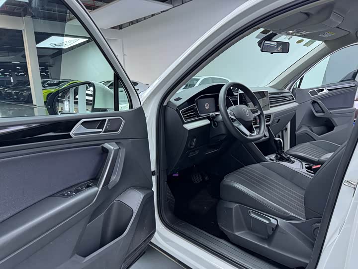 Фото 4 - Volkswagen Tiguan L Pro