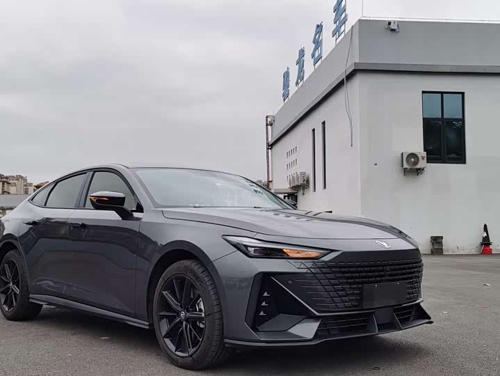 Фото 3 - Changan UNI-V Hybrid