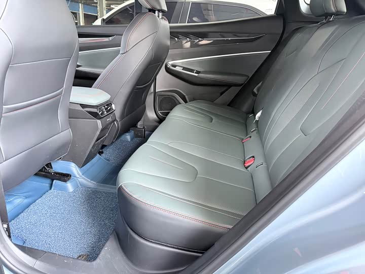 Фото 11 - Geely Atlas