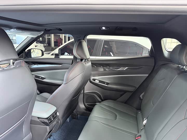 Фото 12 - Geely Atlas