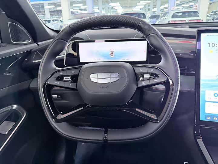 Фото 14 - Geely Atlas