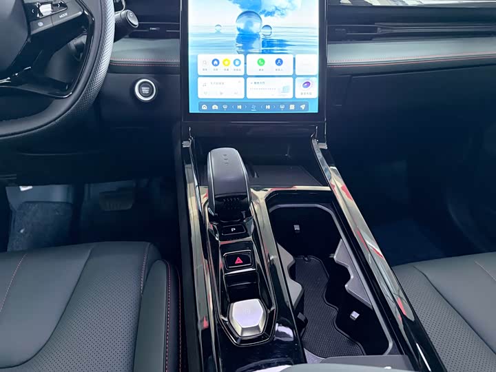 Фото 16 - Geely Atlas