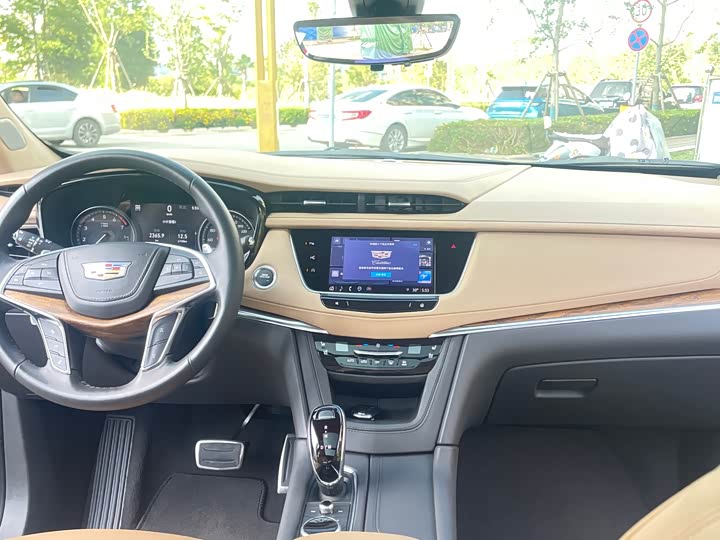 Фото 8 - Cadillac XT5