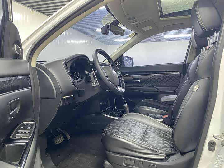 Фото 7 - Mitsubishi Outlander