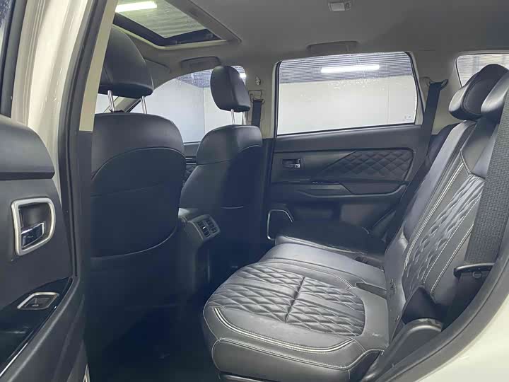 Фото 8 - Mitsubishi Outlander