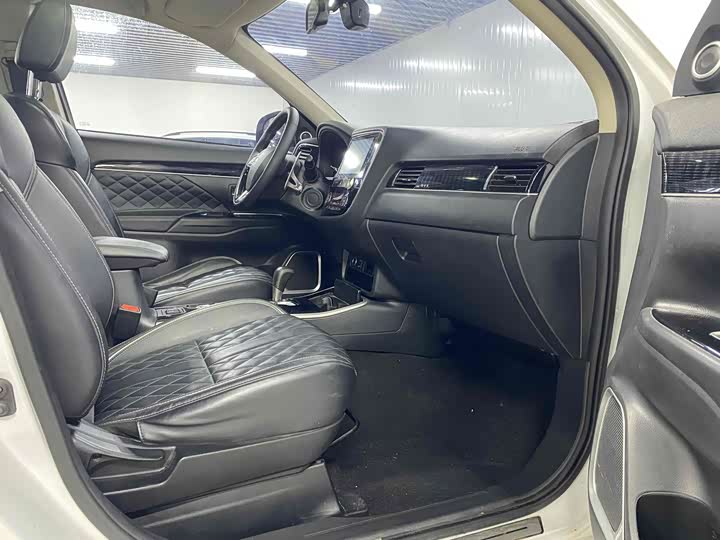 Фото 9 - Mitsubishi Outlander