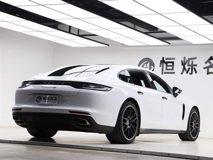 Фото 33 - Porsche Panamera