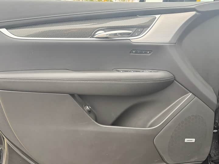 Фото 9 - Cadillac XT5