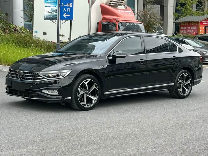 Фото 1 - Volkswagen Magotan