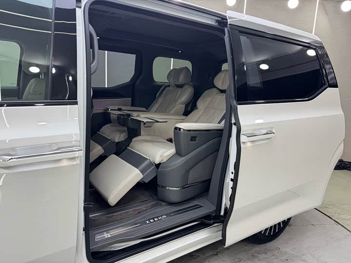 Фото 26 - Zeekr 009